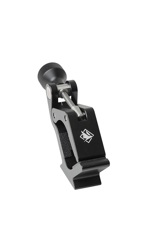 Il Universal Binocular Holder di GERMAN TACTICAL SYSTEMS offre stabilità e versatilità, adattandosi a tubi binoculari da 25 mm a 65 mm con base Arca.